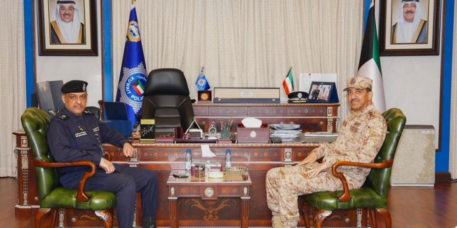 وكيل وزارة الداخلية يلـتقي رئيس الأركان العامة للجيش 