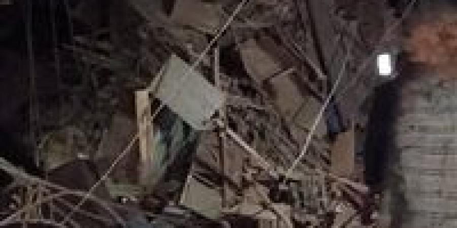 سقف
      ينهار
      فوق
      رؤوسهم..
      مأساة
      عقار
      محرم
      بك
      تودي
      بحياة
      3
      أشخاص