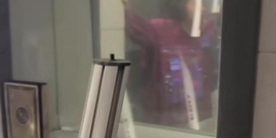 غيرت
      مسار
      نهاية
      مأساوية..
      يسري
      الفخراني
      يعلق
      على
      عودة
      شيرين
      عبد
      الوهاب