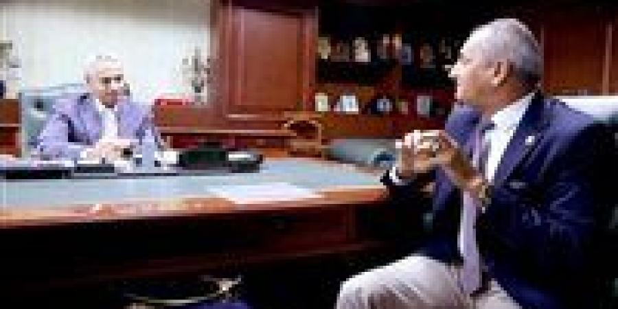 محافظ
      بني
      سويف
      يبحث
      دعم
      كرة
      القدم
      وتطوير
      الكوادر
      الرياضية
      بالمحافظة