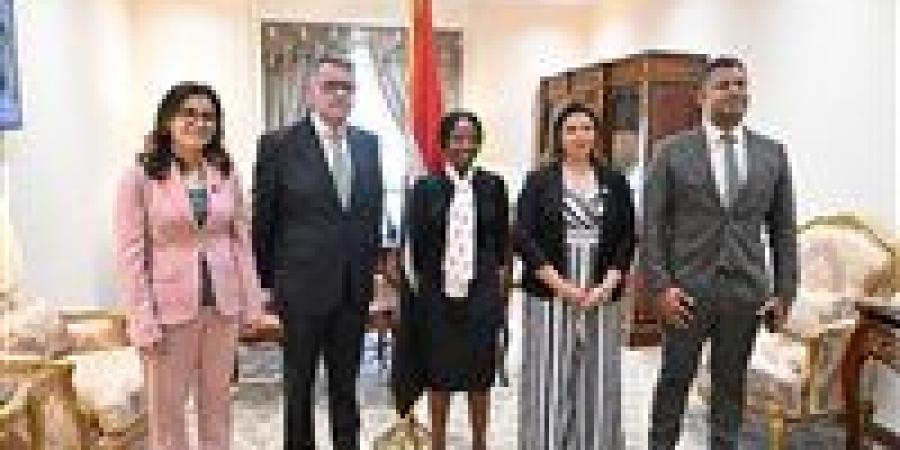 رئيس
      لجنة
      حقوق
      الإنسان
      بمجلس
      النواب
      يستقبل
      أمين
      مظالم
      جنوب
      أفريقيا