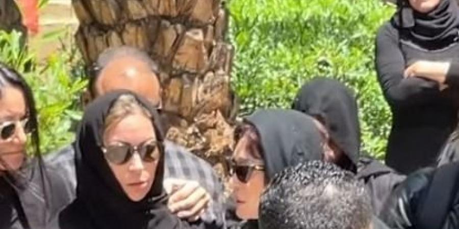 لبلبة
      تساندها..
      الحزن
      والصدمة
      يسيطران
      على
      منة
      شلبي
      في
      جنازة
      والدها