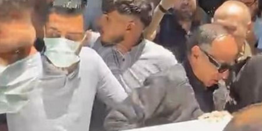 وصول
      جثمان
      والد
      منة
      شلبي
      لبدء
      مراسم
      الجنازة..
      فيديو