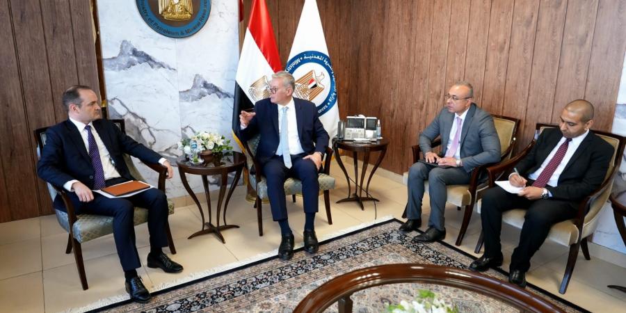 تعزيز
      التعاون
      مع
      «أباتشي»..
      البترول
      تبحث
      رفع
      الكفاءة
      وزيادة
      الإنتاج
      بالصحراء
      الغربية