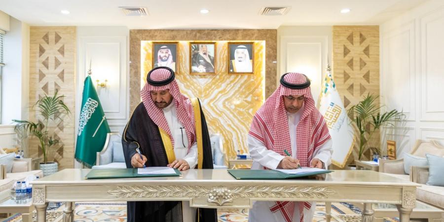 بـ 50 مليون ريال.. أمين القصيم يوقع اتفاقية سفلتة “حي النقيب” وأمانة المنطقة تستنفر 1300 كادر لمعالجة الأمطار