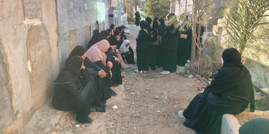 أصدقاء
      عروس
      أولاد
      صقر
      بالشرقية
      يتجمعن
      أمام
      قبرها
      للدعاء
      وقراءة
      القرآن