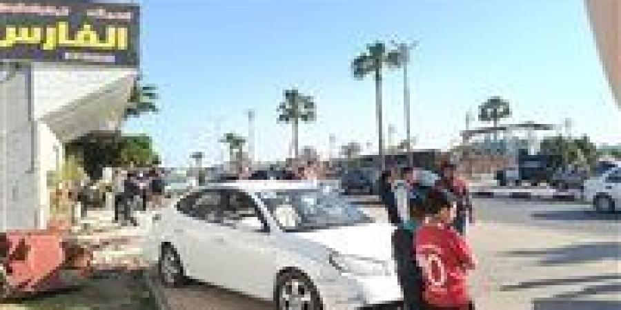 سيارة
      مسرعة
      تقتحم
      مطعم
      "فارس"
      للمأكولات
      البحرية
      وتصيب
      زوجة
      صاحب
      المطعم