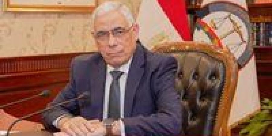 من
      المضبوطات
      إلى
      سبائك..
      النيابة
      تسلم
      طنًا
      و200
      كيلو
      فضة
      لوزارة
      المالية