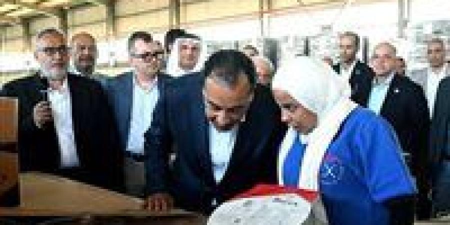 رئيس
      الوزراء
      يفتتح
      مصنع
      شركة
      "بوريكس
      للزجاج
      المحدودة"
      بمنطقة
      السخنة
      الصناعية