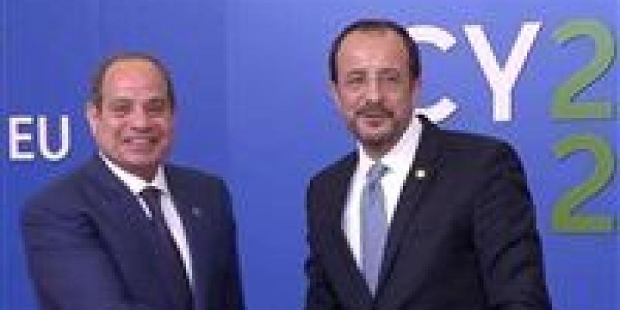 السيسي
      ونظيره
      القبرصي
      يلتقطان
      الصور
      التذكارية
      قبل
      القمة
      الأوروبية