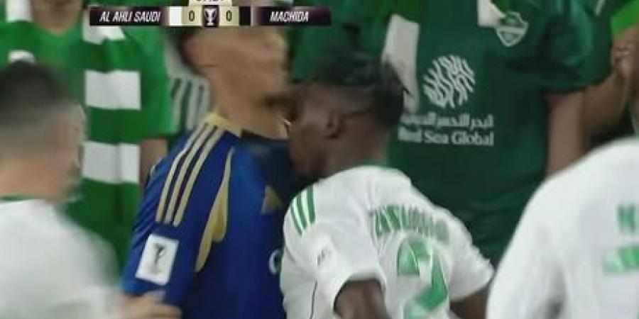 الأهلي
      ضد
      ماتشيدا
      زيلفيا..
      طرد
      زكريا
      هوساوي
      لاعب
      الأهلي
      بعد
      تدخل
      على
      لاعب
      ماتشيدا
      في
      نهائي
      دوري
      أبطال
      آسيا
      للنخبة