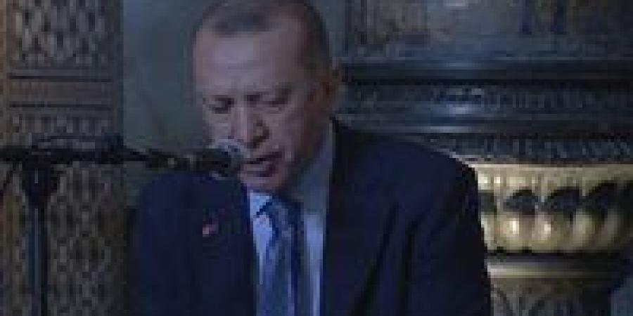 أردوغان
      يتلو
      القرآن
      في
      حفل
      تخرج..
      مشهد
      يلفت
      الأنظار