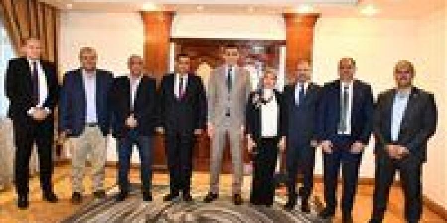 وزير
      الشباب
      والرياضة
      يبحث
      تطوير
      القوس
      والسهم
      وخطط
      المستقبل