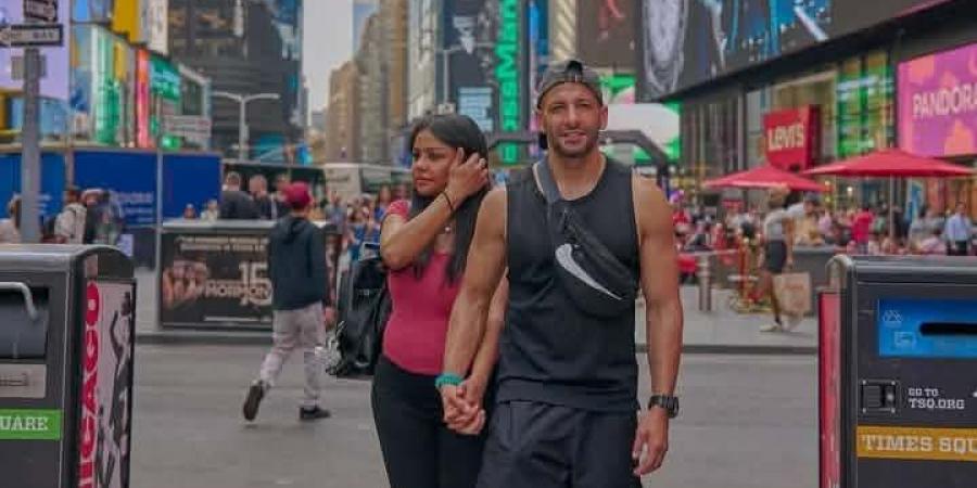 فصل
      جديد
      بنفس
      الطاقة..
      الفنانة
      أسماء
      أبو
      اليزيد
      تكشف
      عن
      حملها