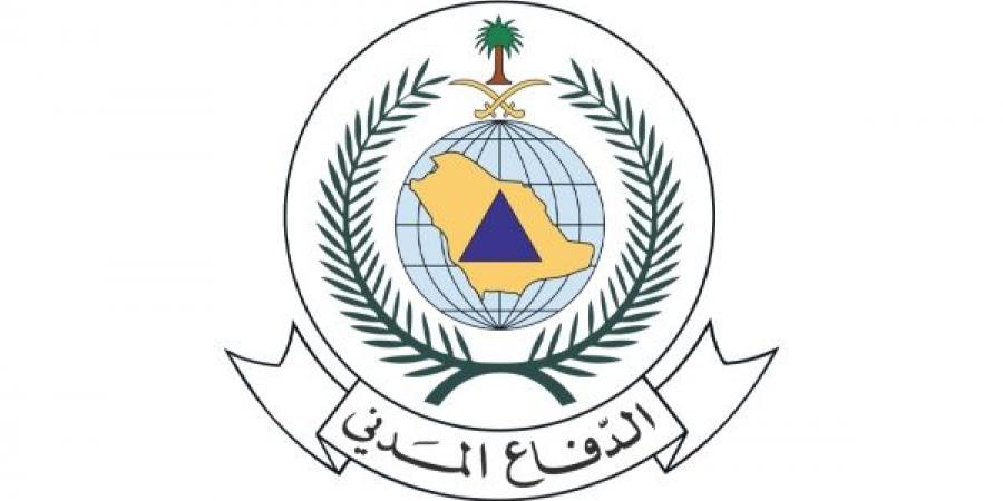 الدفاع المدني بالطائف ينقذ محتجزًا في سيل داخل مركبته ويطبق بحقه مخالفة عبور الأودية