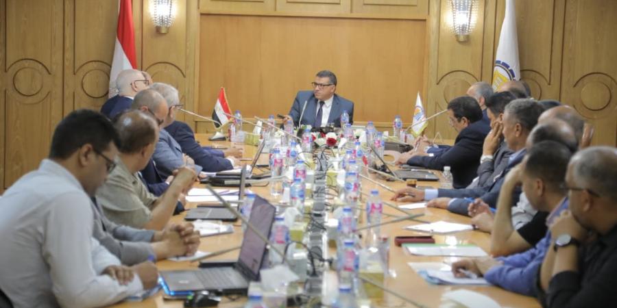 محافظ
      قنا
      يستقبل
      مساعد
      وزير
      التنمية
      لاستعراض
      انجازات
      برنامج
      التنمية
      المحلية
      بصعيد
      مصر