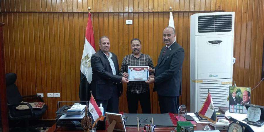 تكريم
      عامل
      ومسؤولي
      أمن
      بمدرسة
      في
      بني
      سويف
      لإحباط
      محاولة
      سرقة
      داخل
      منشأة
      تعليمية