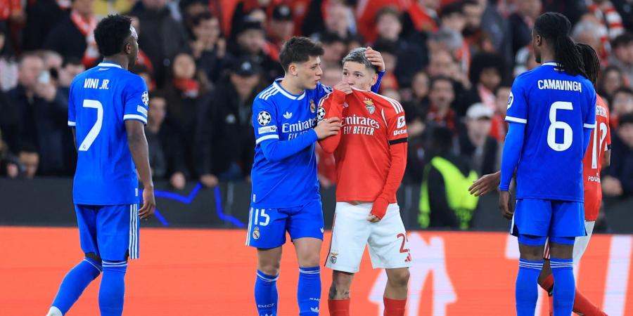 فيفا يقر تعديلًا جديدًا في قوانين كرة القدم يتيح طرد اللاعبين لتغطية الفم أثناء الحديث مع الخصم