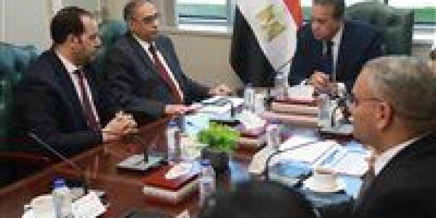 وزير
      الصحة
      يتابع
      مستجدات
      المشروعات
      الإنشائية
      مع
      رئيس
      شركة
      وادي
      النيل