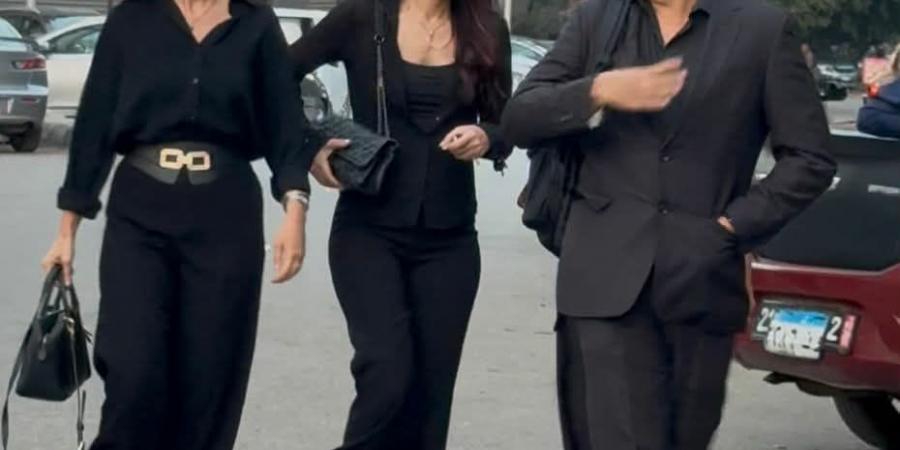 الحزن
      يسيطر
      على
      ليلى
      الفاروق
      في
      عزاء
      والدها..
      صور