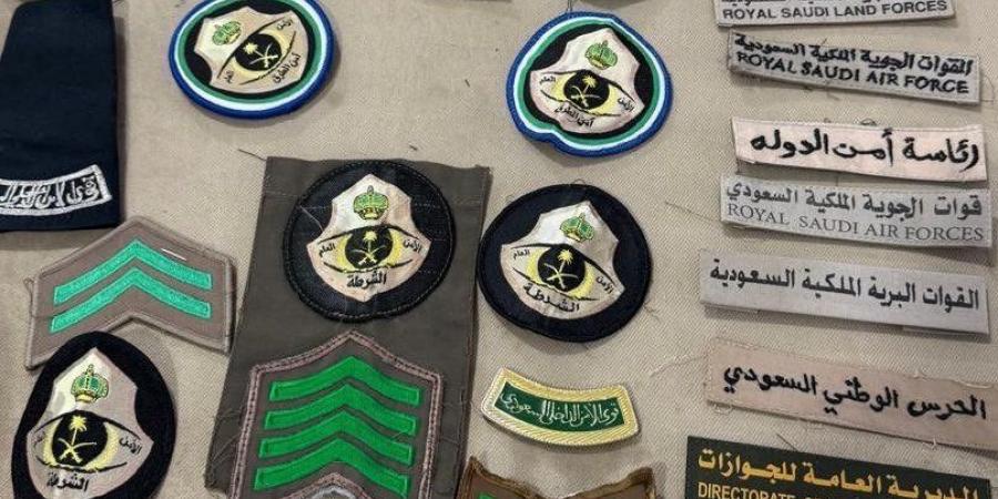 ضبط رتب وأنواط عسكرية مخالفة في محال بيع وخياطة الملابس بالقصيم