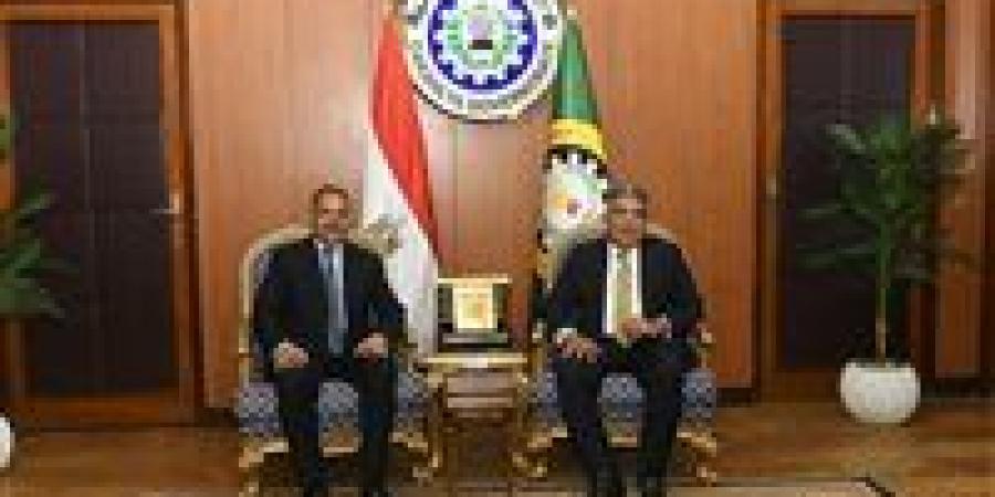 محافظ
      الدقهلية
      يستقبل
      محافظ
      الشرقية
      على
      هامش
      مؤتمر
      وحدات
      الكلى
      بالمنصورة