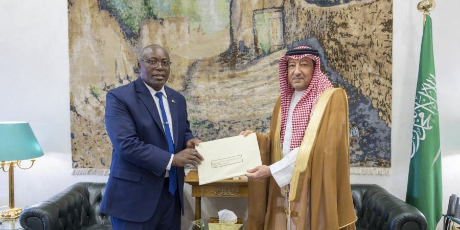 خادم الحرمين الشريفين يتلقى رسالة خطية من رئيس جمهورية زيمبابوي