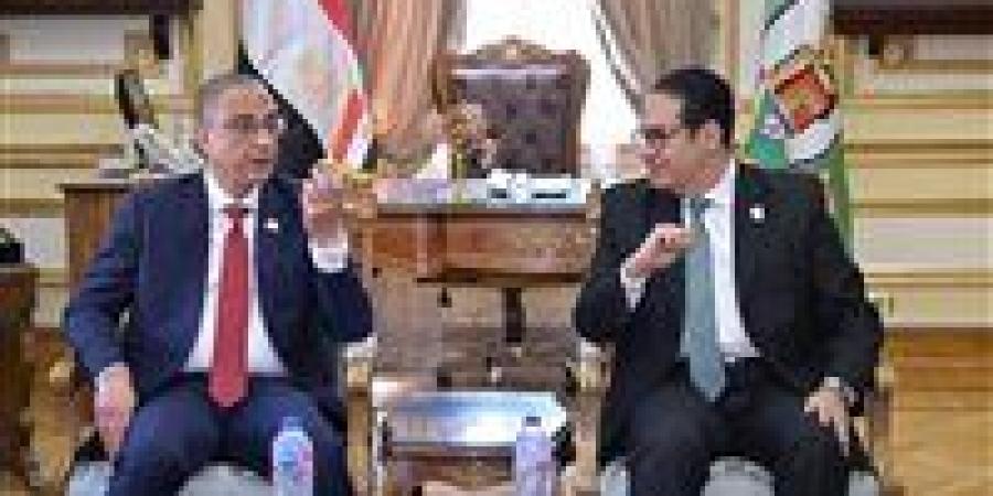 جامعة
      القاهرة:
      عدم
      حرمان
      أي
      طالب
      من
      أداء
      الامتحان
      بسبب
      المصروفات