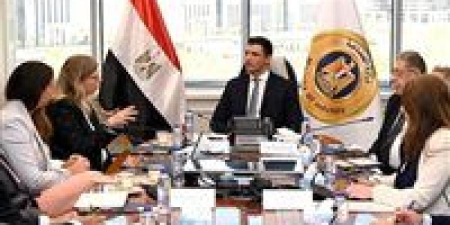 وزير
      الصناعة
      يبحث
      مع
      وفد
      شركة
      فولكس
      فاجن
      خطط
      الشركة
      للتوسع
      في
      صناعة
      السيارات
      في
      مصر