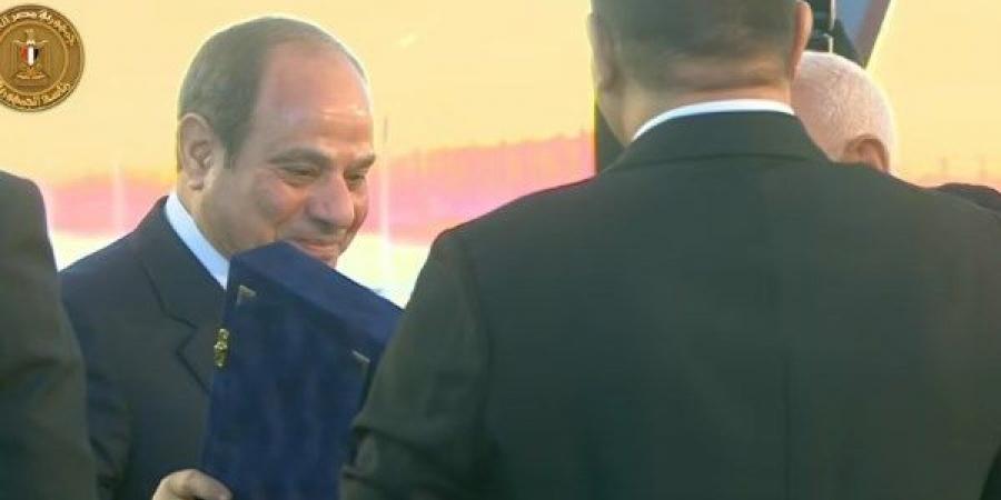 في
      احتفالية
      عيد
      العمال..
      الرئيس
      السيسي
      يتسلم
      درع
      الاتحاد
      العام
      لنقابات
      عمال
      مصر