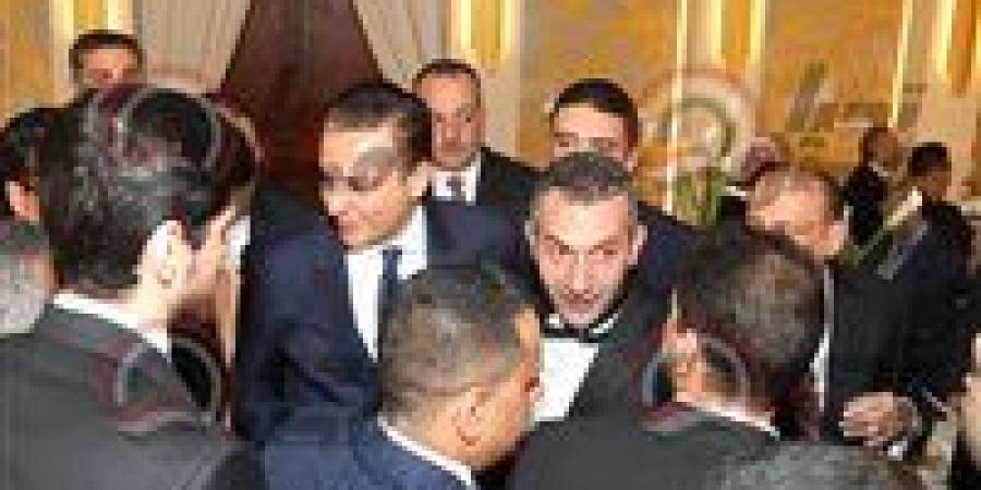 بحضور
      رئيس
      الشيوخ
      وعبد
      الجواد
      والغنام..
      كبار
      رجال
      الدولة
      والسياسية
      يشاركون
      حفل
      زفاف
      «الشلة»..
      صور