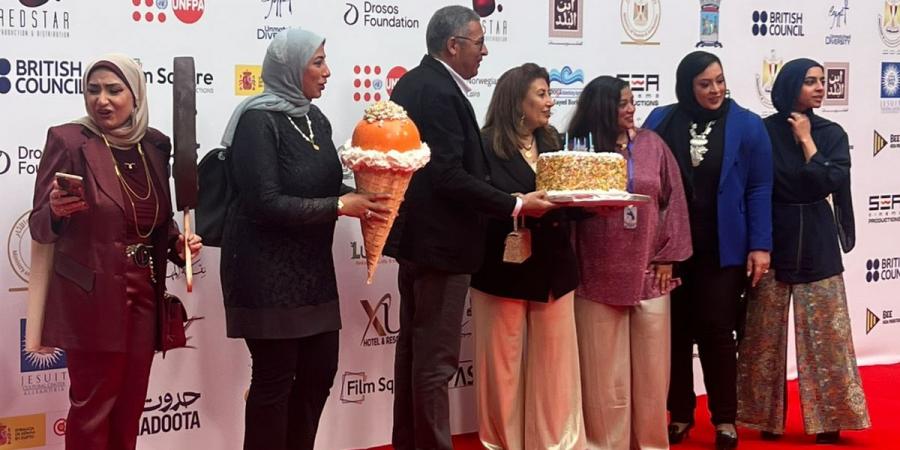 بالتورتة
      والأيس
      كريم..
      متدربو
      ورشة
      التروكاج
      على
      ريد
      كاربت
      ختام
      مهرجان
      الإسكندرية
      للفيلم
      القصير