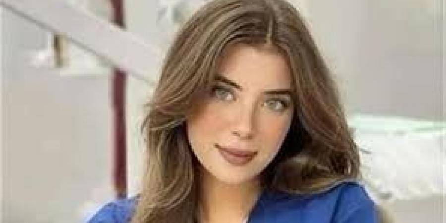 فاكر
      أني
      بحبه
      وعايشين
      قصة
      حب..
      إيرينا
      يسري
      تستغيث
      من
      معجب
      يطاردها