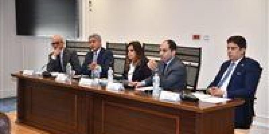 وزير
      السياحة
      من
      البرلمان:
      التوسع
      في
      منح
      تراخيص
      شركات
      سياحية
      جديدة
      يضر
      بالشركات
      القائمة