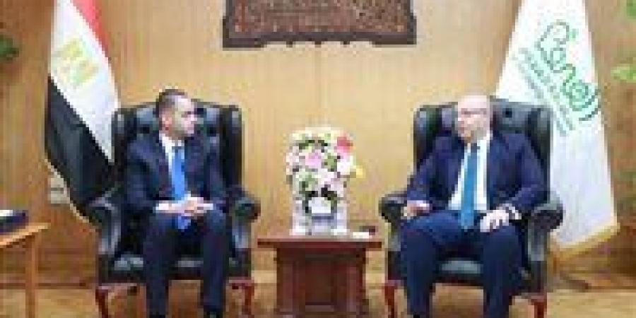 نائب
      وزير
      الصحة
      يبحث
      مع
      محافظ
      الفيوم
      تطوير
      المنظومة
      الصحية
      وتخفيف
      الأعباء
      عن
      المرضى