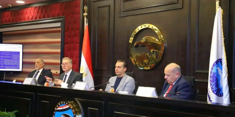 وزير
      البترول
      من
      “مستقبل
      وطن”:
      المنتجات
      البترولية
      لصيف
      2026
      متوفرة..
      وهناك
      عمل
      تكاملي
      مع
      وزارة
      الكهرباء
      والطاقة
      وسيكون
      صيف
      آمن
