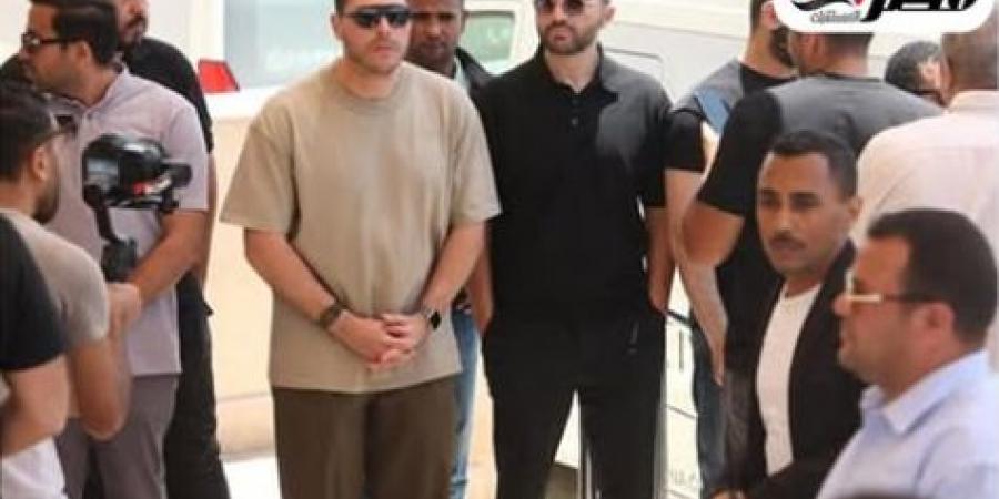 انهيار
      وصدمة..
      الحزن
      يسيطر
      على
      زوجة
      هاني
      شاكر
      ونجله
      خلال
      مراسم
      الجنازة|
      صور