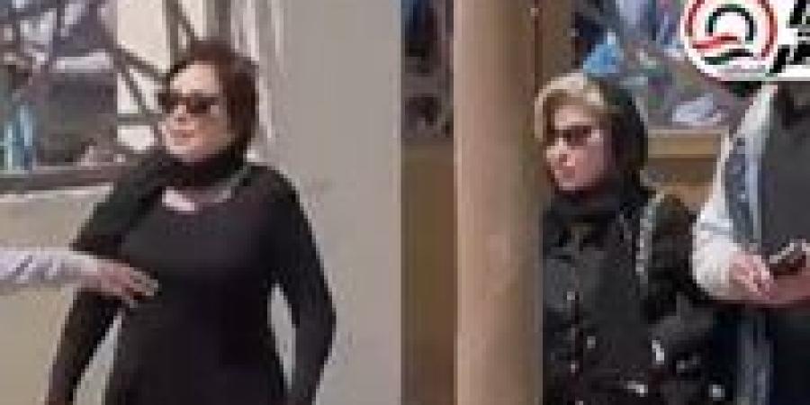 مش قادرة تمسك دموعها.. انهيار لبلبة في جنازة الفنان هاني شاكر| فيديو