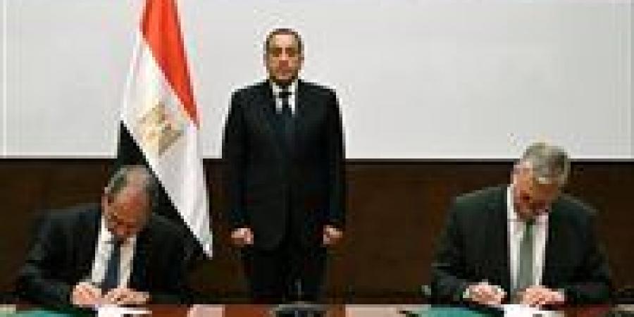 رئيس
      الوزراء
      يشهد
      توقيع
      اتفاقية
      لتأهيل
      شبكات
      الغاز
      اللبنانية
      بخبرات
      قطاع
      البترول