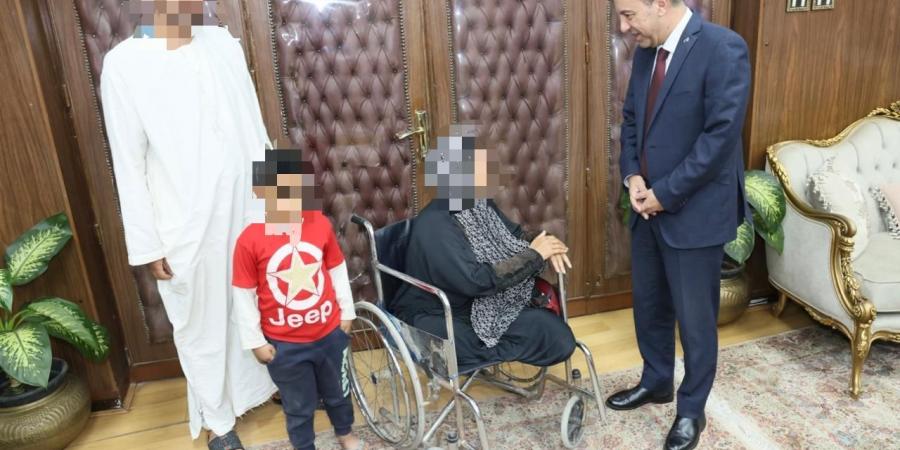 محافظ
      المنوفية
      يلتقي
      عدد
      من
      الحالات
      الإنسانية
      ويقرر
      صرف
      مساعدات
      مالية
      عاجلة
      مراعاة
      لظروفهم
      المعيشية