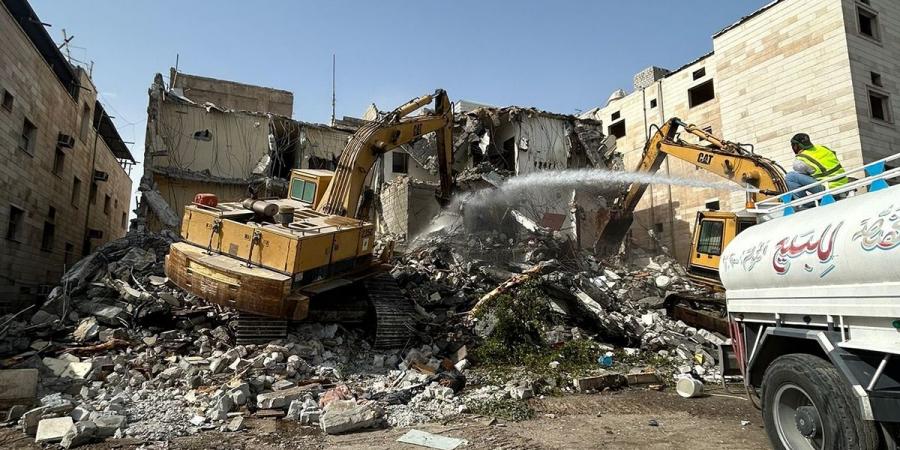 «البلدية» تباشر هدم 42 عقاراً آيلاً للسقوط في جليب الشيوخ