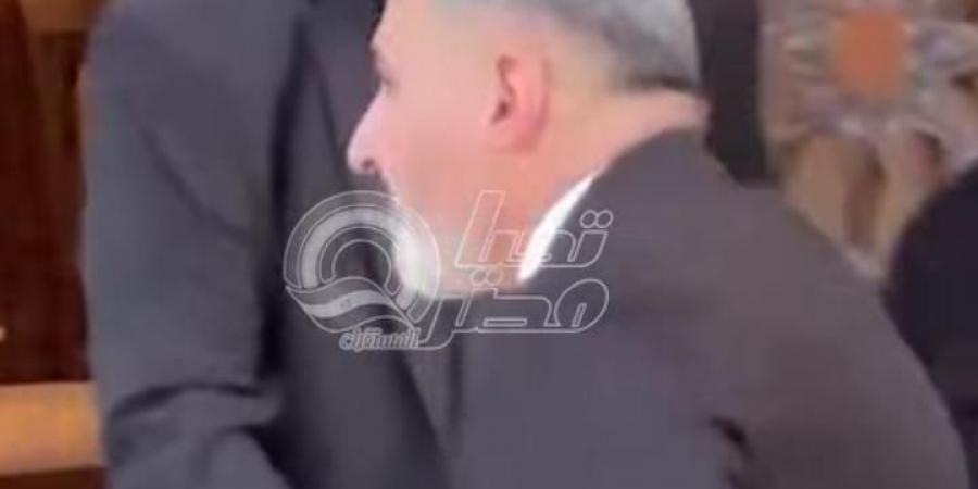 ياسر جلال أول الحاضرين في عزاء هاني شاكر ونجله في حالة ذهول