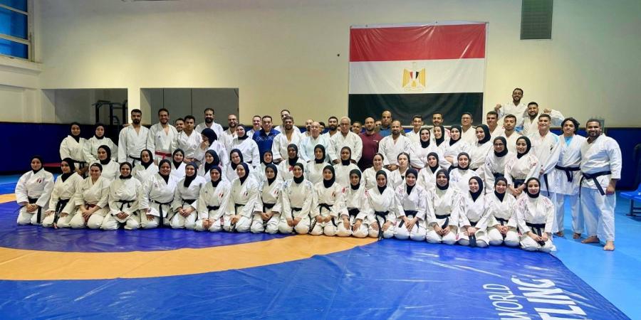 محمد
      الدهراوي
      يدعم
      حكام
      الكاراتيه
      ببدلة
      التدريب
      بالمركز
      الأولمبي