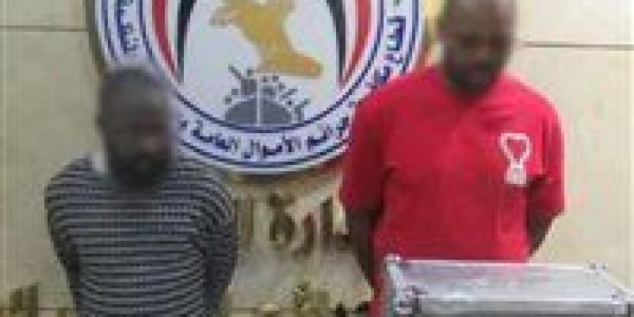 القبض
      على
      أجنبيين
      احتالا
      على
      المواطنين
      بزعم
      قدرتهم
      على
      تبييض
      الأموال
      بالتجمع