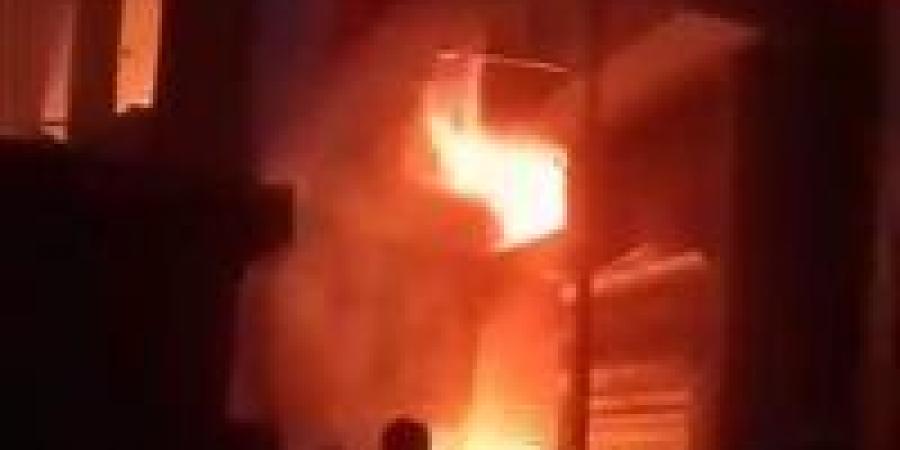 جهود
      مكثفة
      لإخماد
      حريق
      مخزن
      دهانات
      بشربين
      وإسعاف
      مصابة
      باختناق