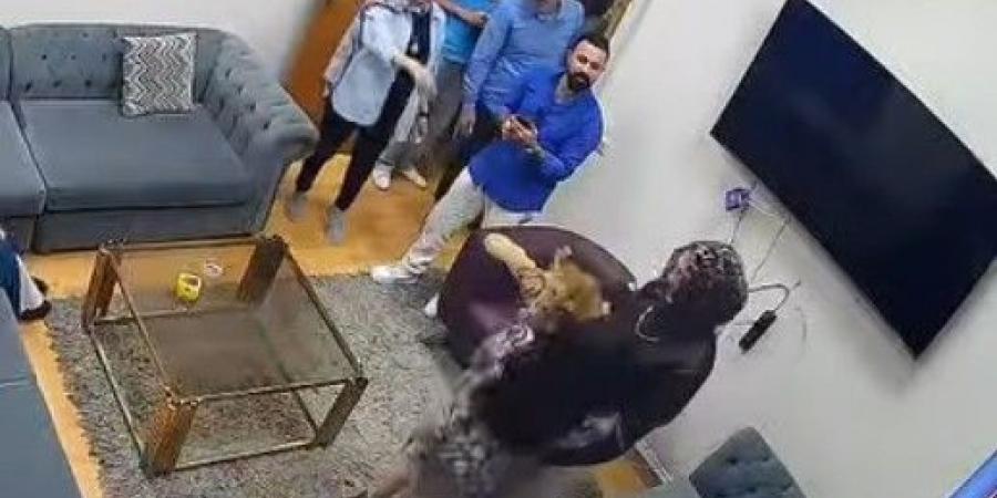 خلال
      حلقة
      تلفزيونية..
      تعرض
      مروة
      عبد
      المنعم
      لهجوم
      من
      أسد
      ونقلها
      للمستشفى|
      تفاصيل