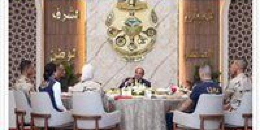 السيسي
      يجري
      حوارًا
      مع
      طلبة
      الأكاديمية
      العسكرية
      حول
      الأوضاع
      الداخلية
      والتطورات
      الإقليمية
      الراهنة