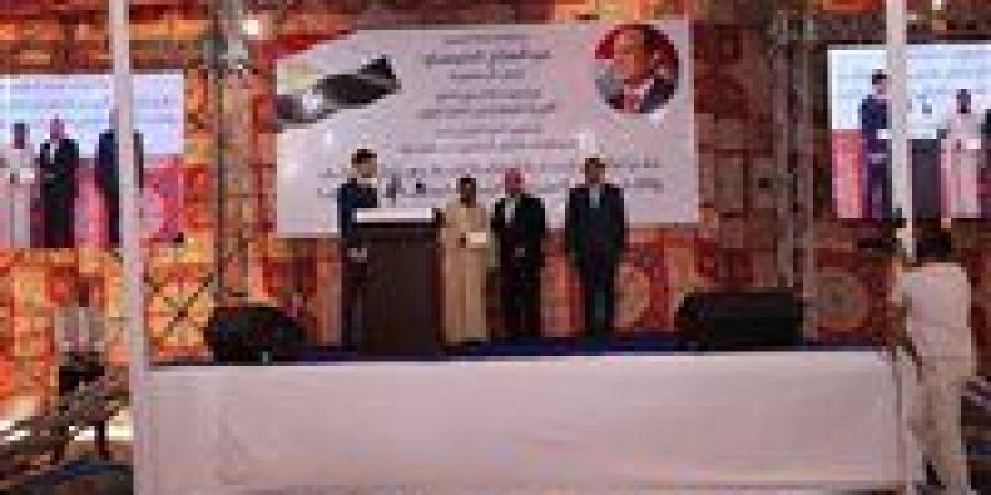 وزير
      النقل
      يسلم
      شيكات
      التعويضات
      للمتضررين
      مع
      مسار
      القطار
      الكهربائي
      في
      قنا
