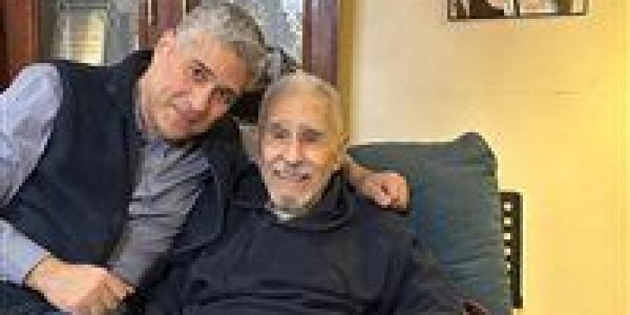 رحل
      صاحب
      الكلمة
      والموقف..
      أول
      تعليق
      من
      نجل
      عبد
      الرحمن
      أبو
      زهرة
      بعد
      وفاته