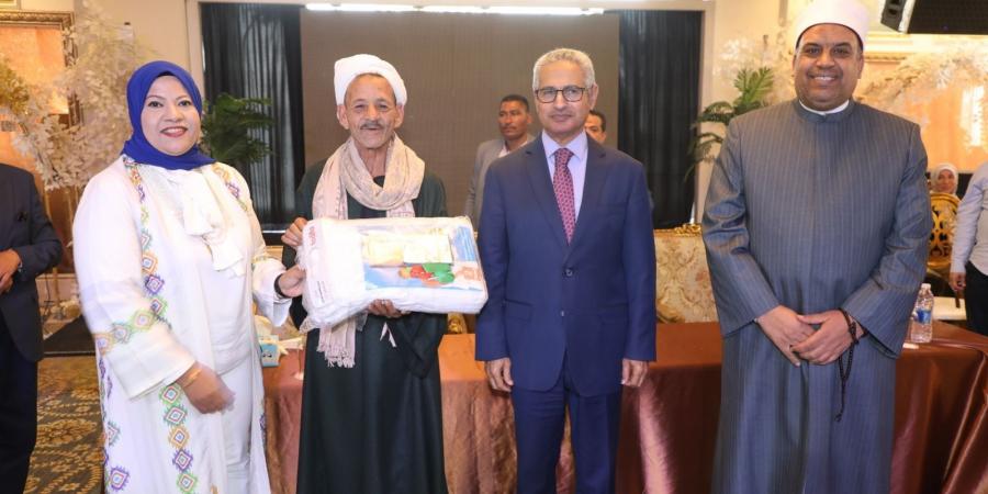 محافظ
      بني
      سويف
      يلتقي
      حجاج
      الجمعيات
      الأهلية
      قبل
      سفرهم
      للأراضي
      المقدسة..
      ويؤكد:
      الدولة
      حريصة
      على
      توفير
      كل
      سبل
      الراحة
      لضيوف
      الرحمن